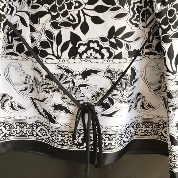 Gorgeous is all I can say about this beautiful black and white top. NWOT - Picture 8 of 10